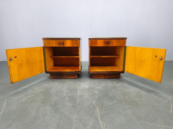 Image 1 of Een paar notenhouten nachtkastjes met glazen blad uit het midden van de 20e eeuw, jaren 1950.