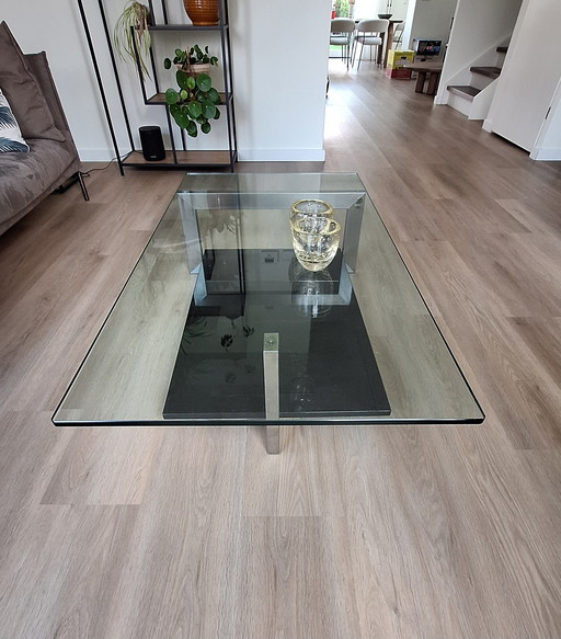 Design-Couchtisch, dicke Glasplatte mit abgerundeten Ecken, Granitsockel und Sockel aus Edelstahl