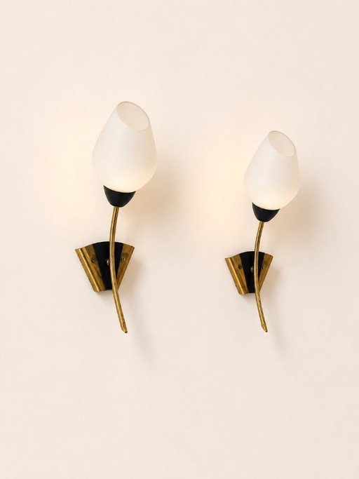 Paire d'appliques vintage, laiton et opaline, France, 1960