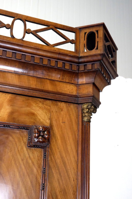 Image 1 of Elégant cabinet en acajou à décor floral vers 1780.