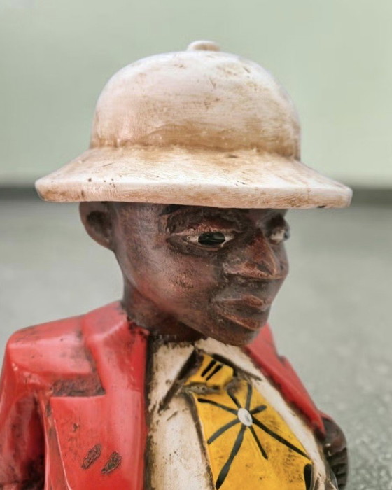 Image 1 of Afrikaner mit dickem Bauch und tropischem Helm