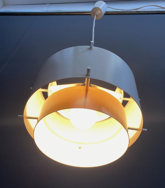 Image 1 of Metalen, witte en messingkleurige hanglamp van VEB 1960