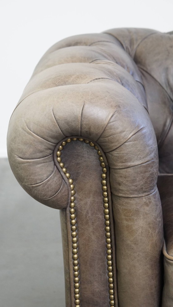 Image 1 of Grijze rundleren chesterfield clubfauteuil in Engelse stijl op wieltjes