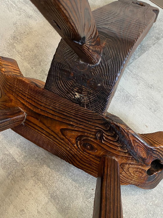 Image 1 of antieke brutalistische driepootstoel n2 gesneden massief hout