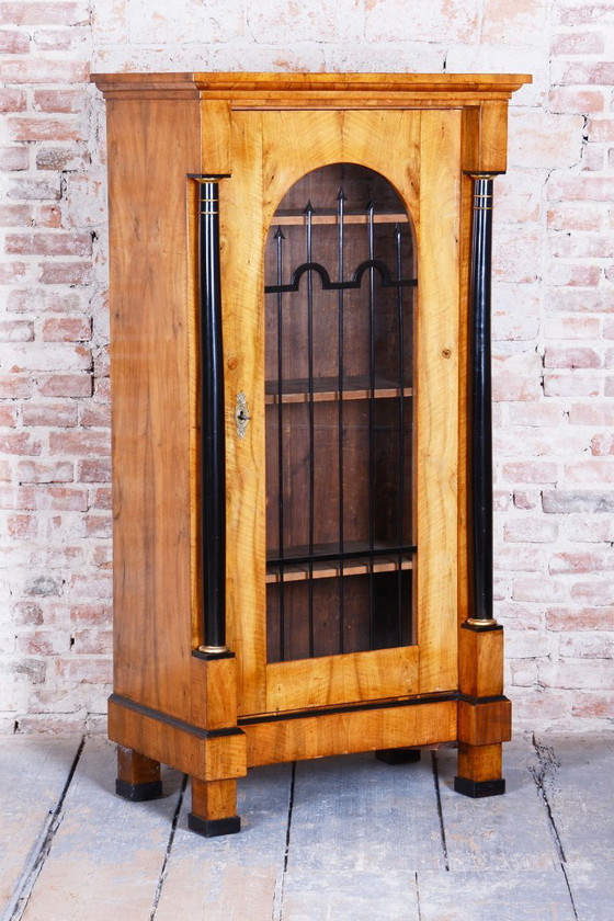 Restored Biedermeier Display Cabinet, Walnut, Glass, 1820s, Austria – Iron (photo 16 of 19)