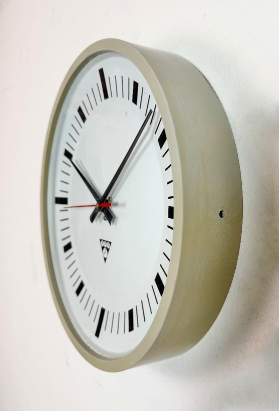 Image 1 of Industrielle graue Bakelit-Wanduhr von Pragotron, 1970er Jahre
