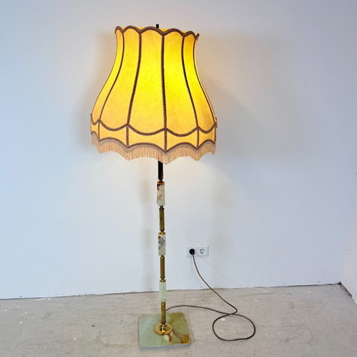 Lampadaire vintage avec structure en laiton et socle en onyx