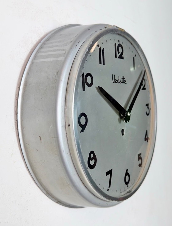 Image 1 of Reloj de pared industrial francés gris de Vedette, años 50