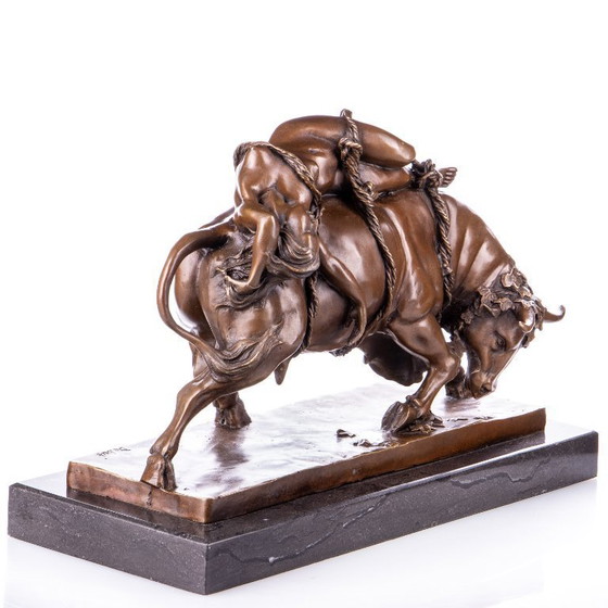 Image 1 of Statua in bronzo di una donna Europa sdraiata su un toro