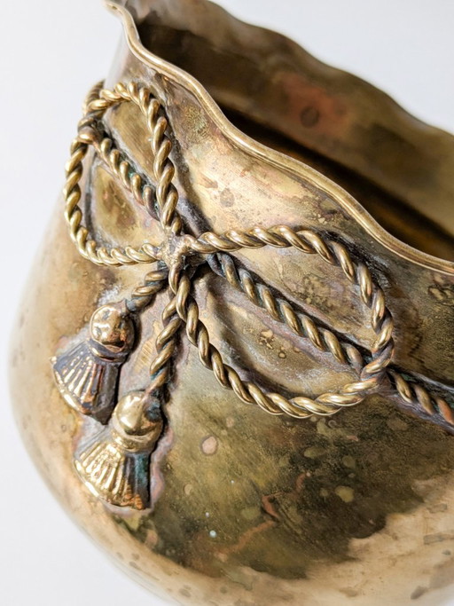 Brass Brass Planter With Wavy Rim And Twisted-Rope Bow – plantenbak (photo 2 of 15)