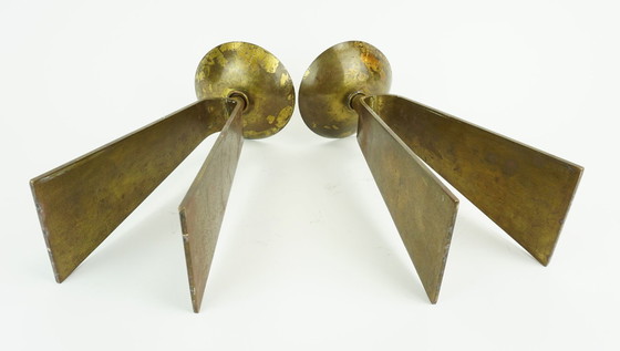 Image 1 of Une paire de bougeoirs en laiton de style moderne du milieu du siècle, datant des années 1950/60.