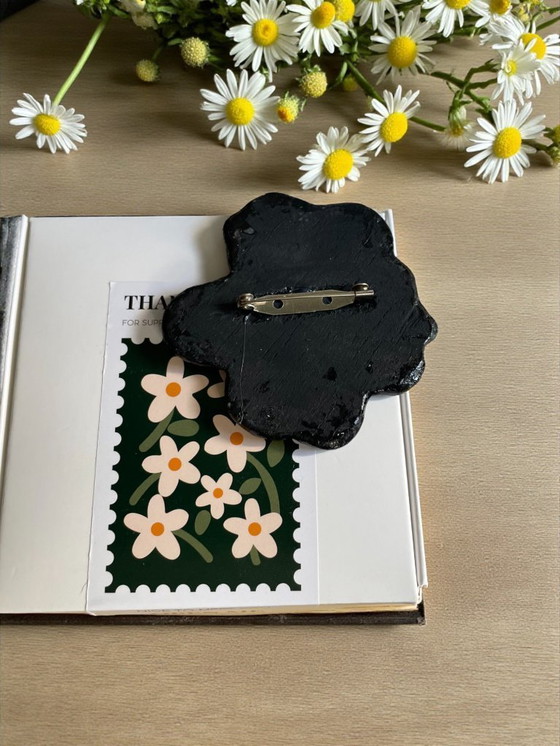 Image 1 of Broche fleur noire en bois faite à la main style Marimekko