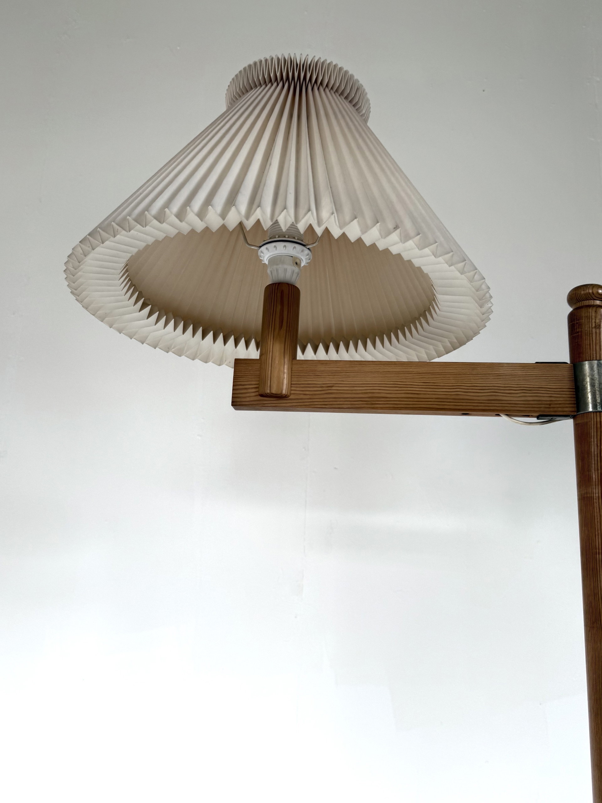 Vintage pine rod lamp '70s | €450 | Whoppah