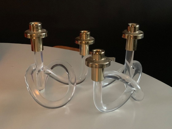 Image 1 of Dos candelabros retorcidos de lucita dorada de Elaine Bscheider para Dorothy Thorpe