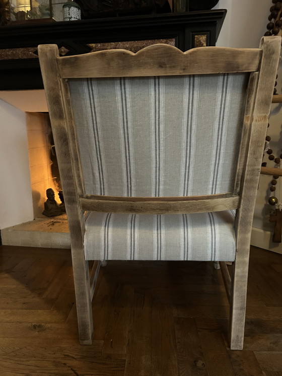 Image 1 of Antiek eiken stoeltje met houtsnijwerk en bekleed met Frans linnen