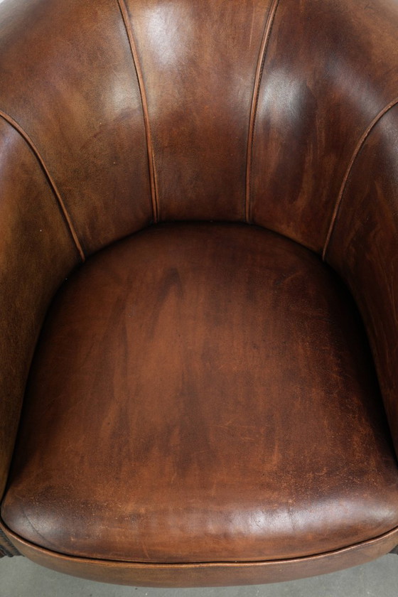 Sturdy and characterful sheepskin club armchair with a beautiful patina, finished with decorative nails. (photo 6 of 12)