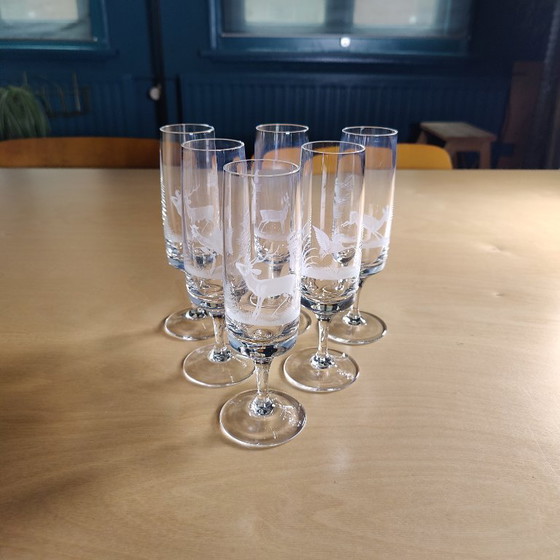 Image 1 of Elegantes Set aus 6 Kristallsektgläsern, fein graviert mit einer Jagdszene