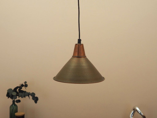 Deense messing hanglamp met industriële kegelvormige kap, Scandinavisch modern design, jaren 60 – hanglampen (photo 2 of 11)