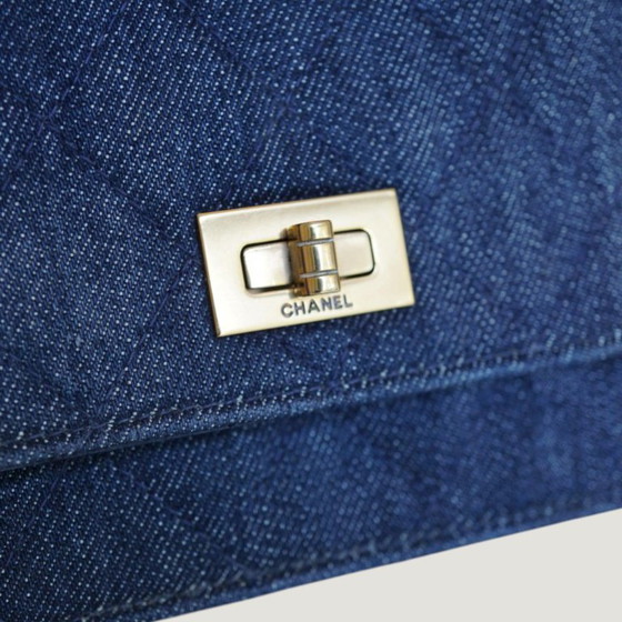 Image 1 of CHANEL PORTEMONNEE MET KETTING | DENIM
