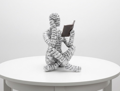 Estatua de una mujer leyendo