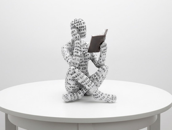 Image 1 of Estatua de una mujer leyendo