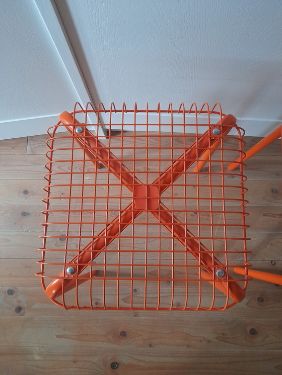Image 1 of Ein Paar orangefarbene Vasteron-Drahtgitterhocker von Ikea