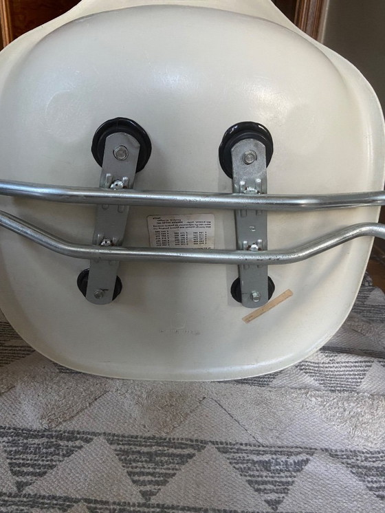 Image 1 of 2 lots de 10 chaises Eames DSS Herman Miller – fibre de verre vintage – blanc & orange – 1960s – authentiques