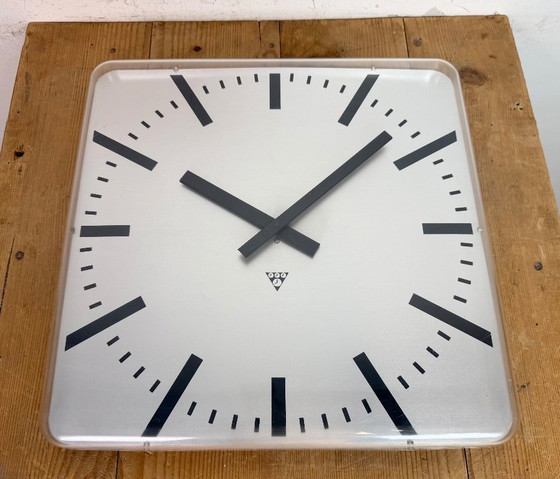 Image 1 of Horloge murale de bureau carrée vintage de Pragotron, années 1980