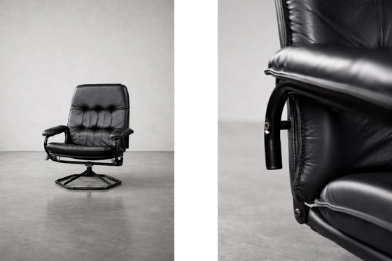 Image 1 of Poltrona girevole e pouf in pelle nera danese moderna vintage di metà secolo di Unico, anni '70, set di 2