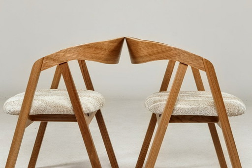 Een paar moderne stoelen in Scandinavisch design, gemaakt van eikenhout.