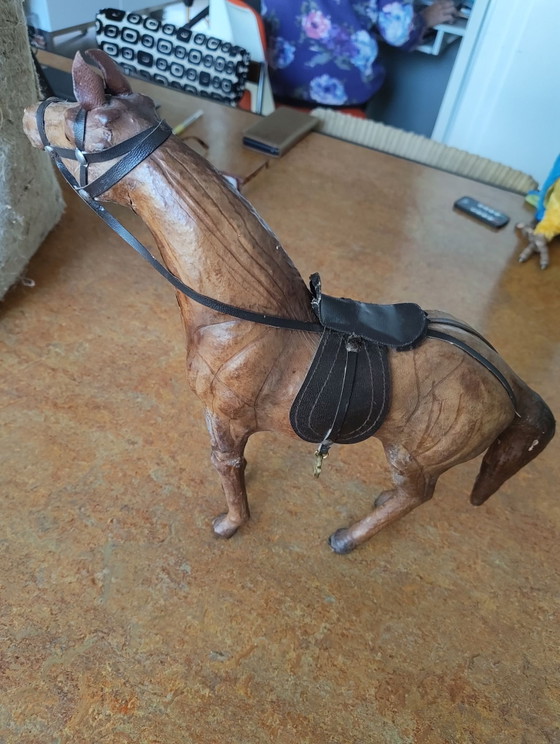 Cavallo in pelle con sella, alto 35cm. – Oggetti decorativi, Metallo (photo 2 of 8)