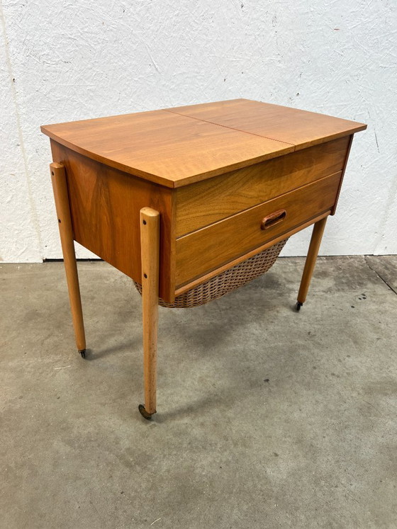 Image 1 of Vintage Deens Naaimeubel / Bijzettafeltje, 1960’s