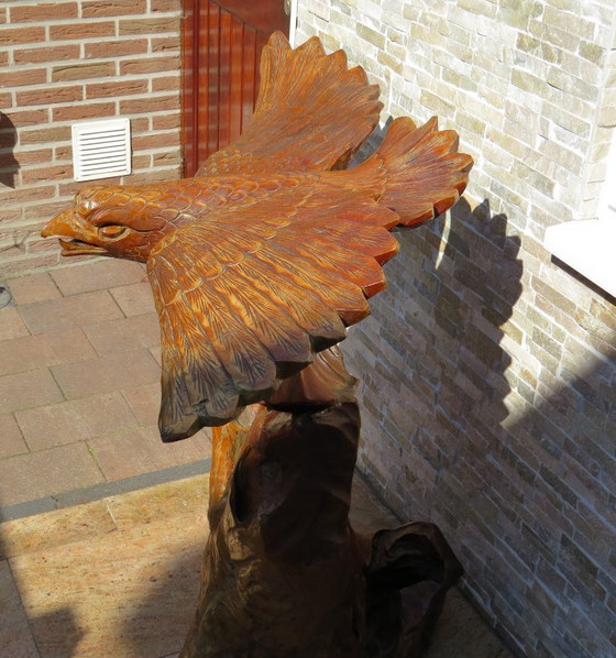 Image 1 of Magnifique grand oiseau de proie en bois massif sur un tronc d'arbre