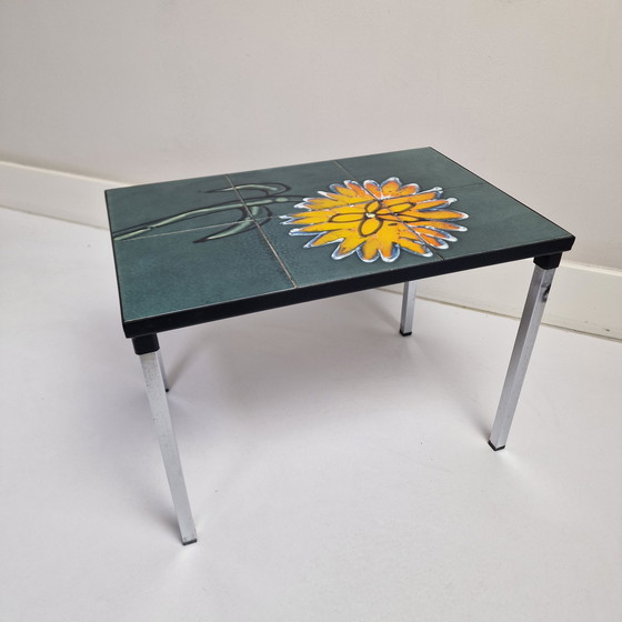 Image 1 of Tavolino vintage in piastrelle Adri Belgique. Tavolino belga con piastrelle e decoro floreale. Rettangolare.