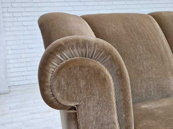 Image 1 of Deense driezitsbank uit de jaren 60, bekleed met groen meubelvelours en voorzien van eikenhouten poten.