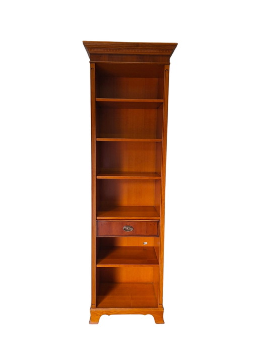 Klassieke Heldense boekenkast, klein gaatje in achterwand t.b.v. kabeldoorvoer afm. 67x41cm en 213cm hoog. (photo 2 of 6)