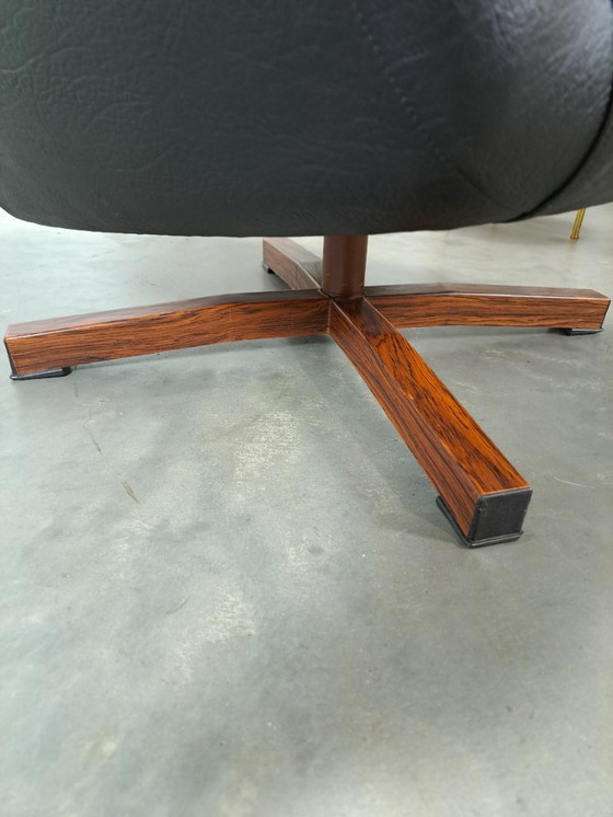 Image 1 of Sedia girevole in pelle artificiale nera proveniente dalla Svezia