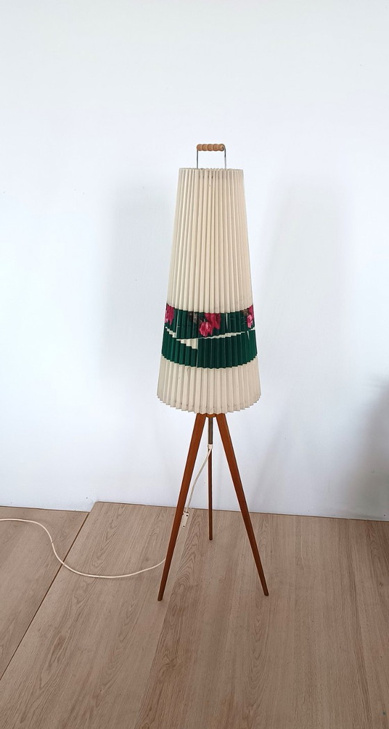 Image 1 of Lámpara de pie de los años 50 sobre trípode de madera