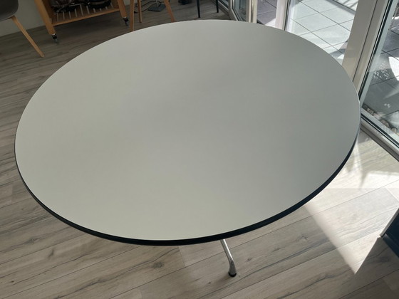 Vitra Eames Segmented Esstisch Rund – Esstische, Plastic (photo 2 of 5)