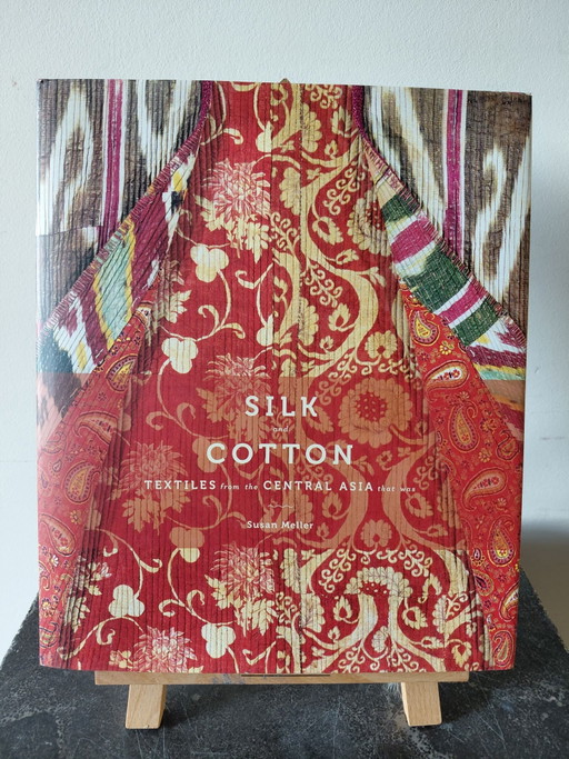 • Wunderschönes Kaffeetisch-Buch: ‘Silk and Cotton’ – Susan Meller
• Textiles from Central Asia – (Selten)