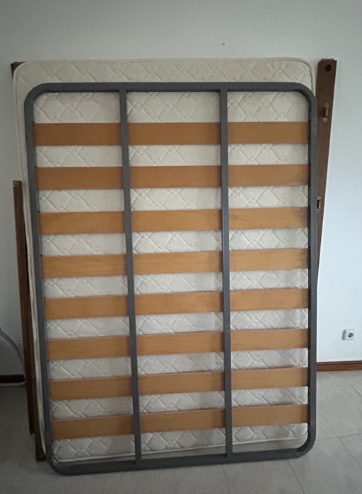 Cama com colchão de 140 cm x 200 cm e 2 mesas de cabeceira