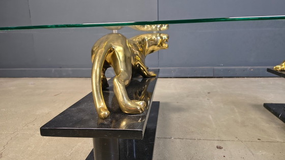 Image 1 of Mesa de centro con forma de jaguar, hecha de latón y mármol, década de 1970.