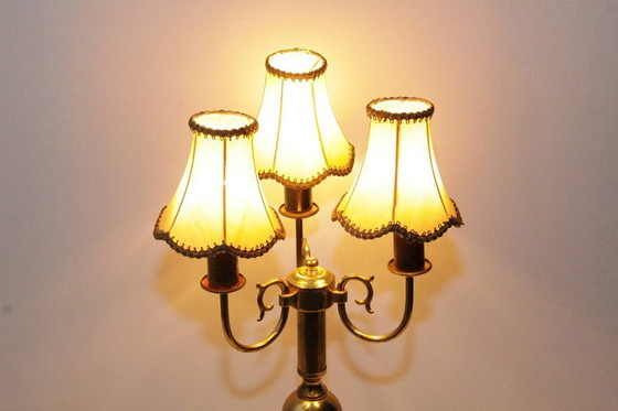 Image 1 of Lampada da tavolo a tre fiamme in ottone beige oro 53cm anni '70 J Vintage