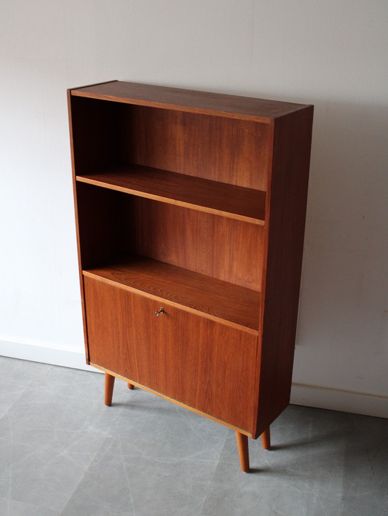 Image 1 of Vintage Deense boekenkast met klep