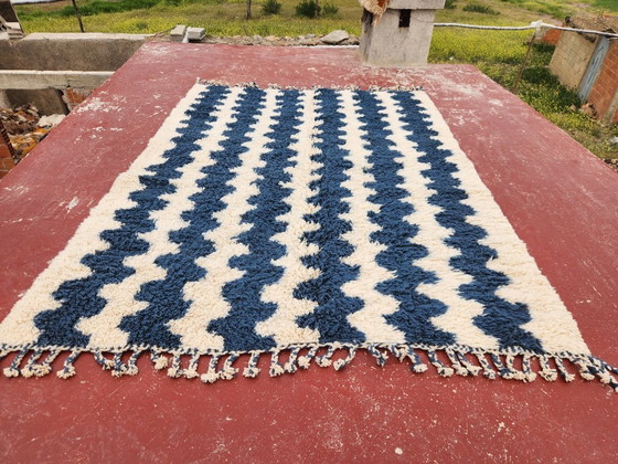 Image 1 of Blauw & Ivoor Beni Ouarain tapijt 274x208 cm – Handgemaakt Marokkaans wollen tapijt – Modern gestreept Berberdesign