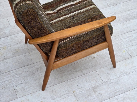 Image 1 of Fauteuil danois des années 1970, en bois de hêtre, recouvert de tissu d'ameublement en laine.