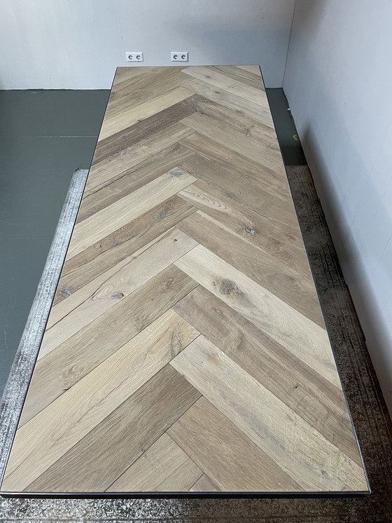 Image 1 of Tavolo da pranzo a spina di pesce in legno riciclato