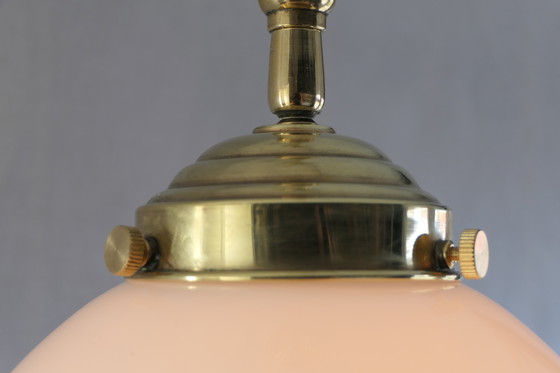 Image 1 of Art Déco – 3 lampade da scuola, lampadario a sospensione con vetro opalino e struttura in ottone - Altezza regolabile