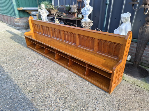 Grande banco da chiesa nel chiostro, dimensioni 280x43cm e altezza 90cm.