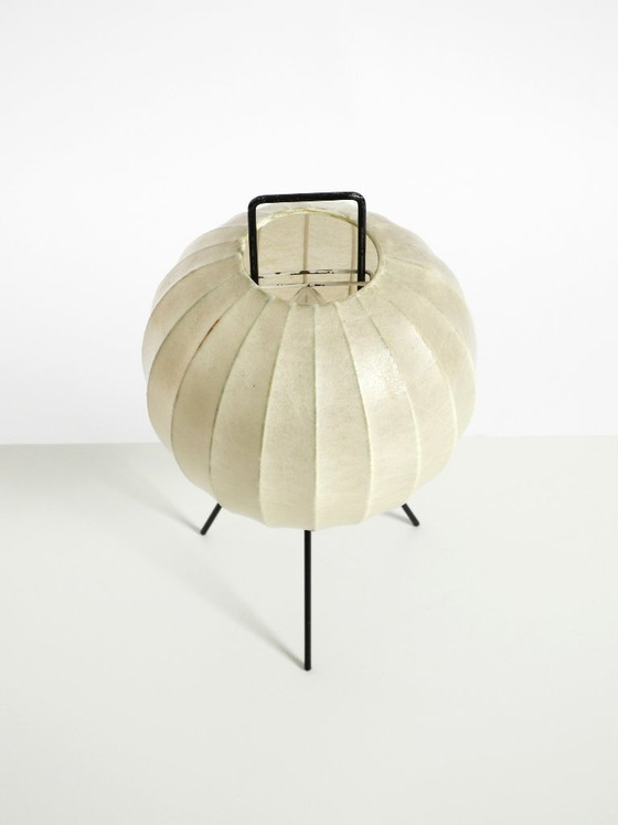 Image 1 of Rarissima e bellissima lampada da tavolo a bozzolo con treppiede in stile Mid-Century Modern.